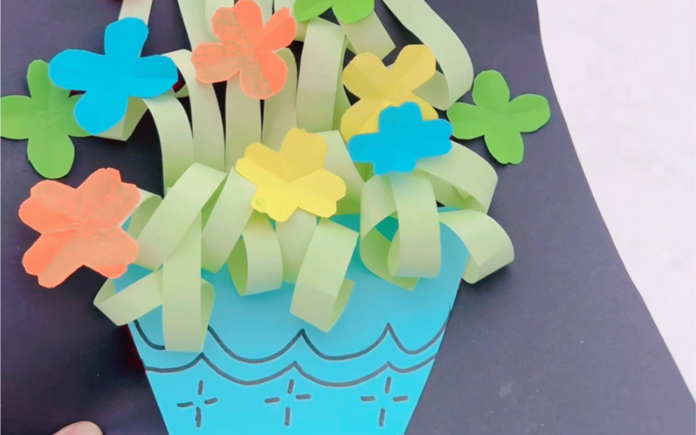 纸条手工花篮,下课回来,正赶上飘雪花,白色中的彩色好美,孩子们爬犁拉