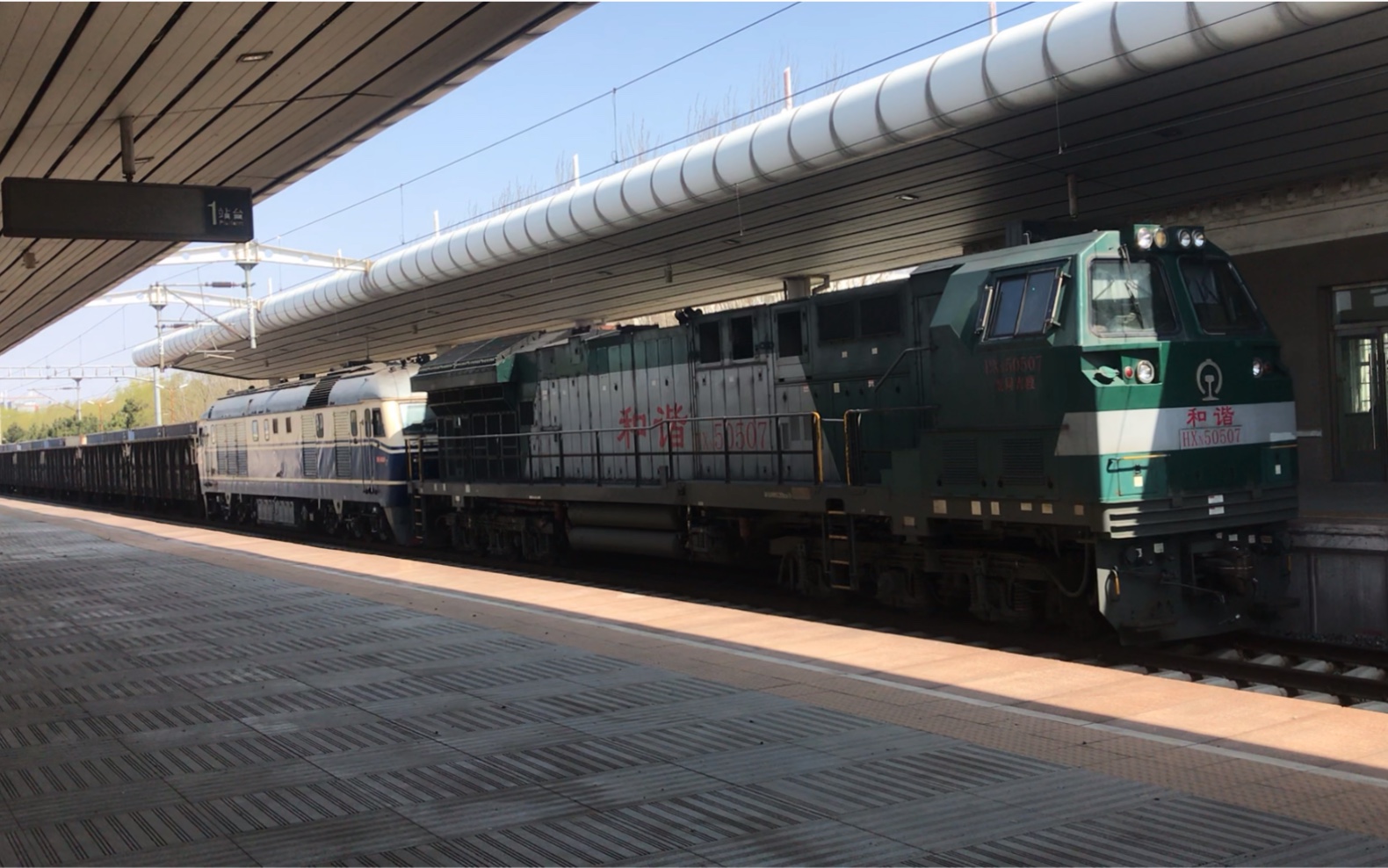 苏抚线上行沈局吉段hxn50507牵引43184次摘挂列车无火回送沈局梅段df