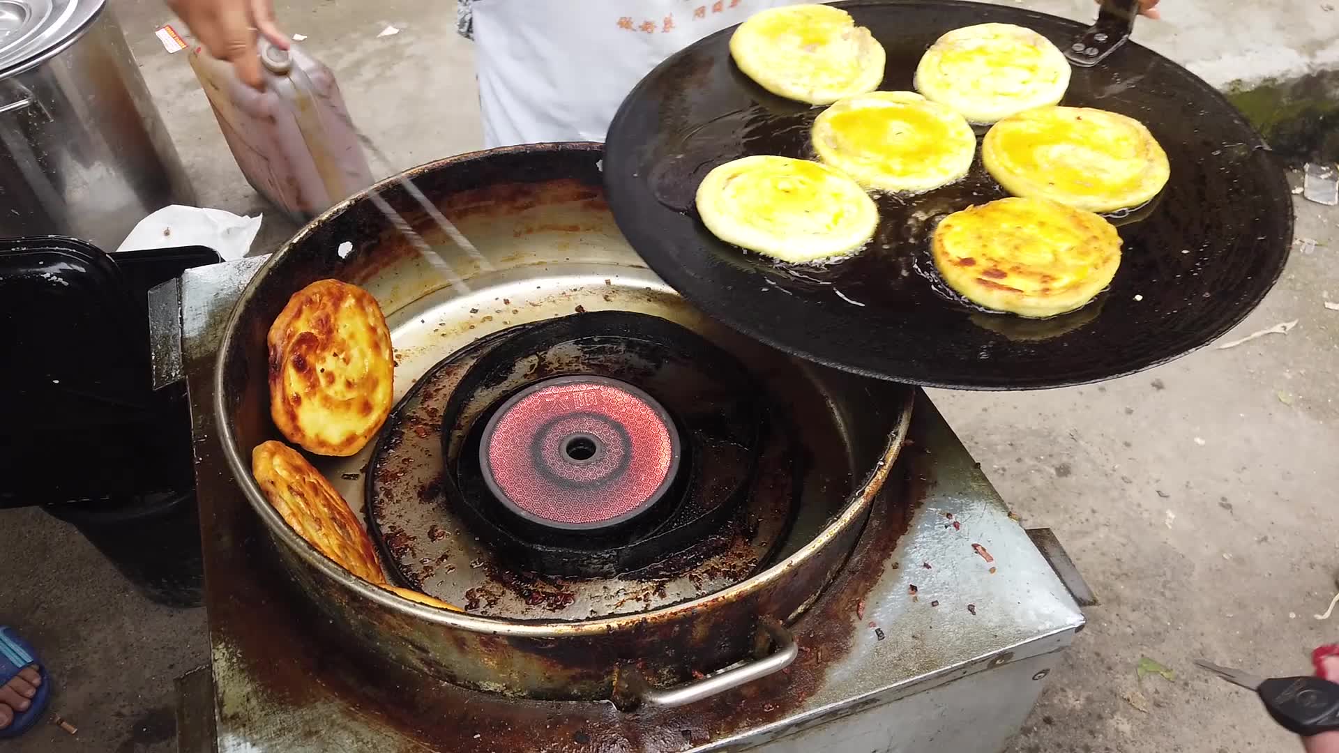 射洪张家口生意火爆的锅盔,那么多肉,一结账乐开花,良心卖家啊