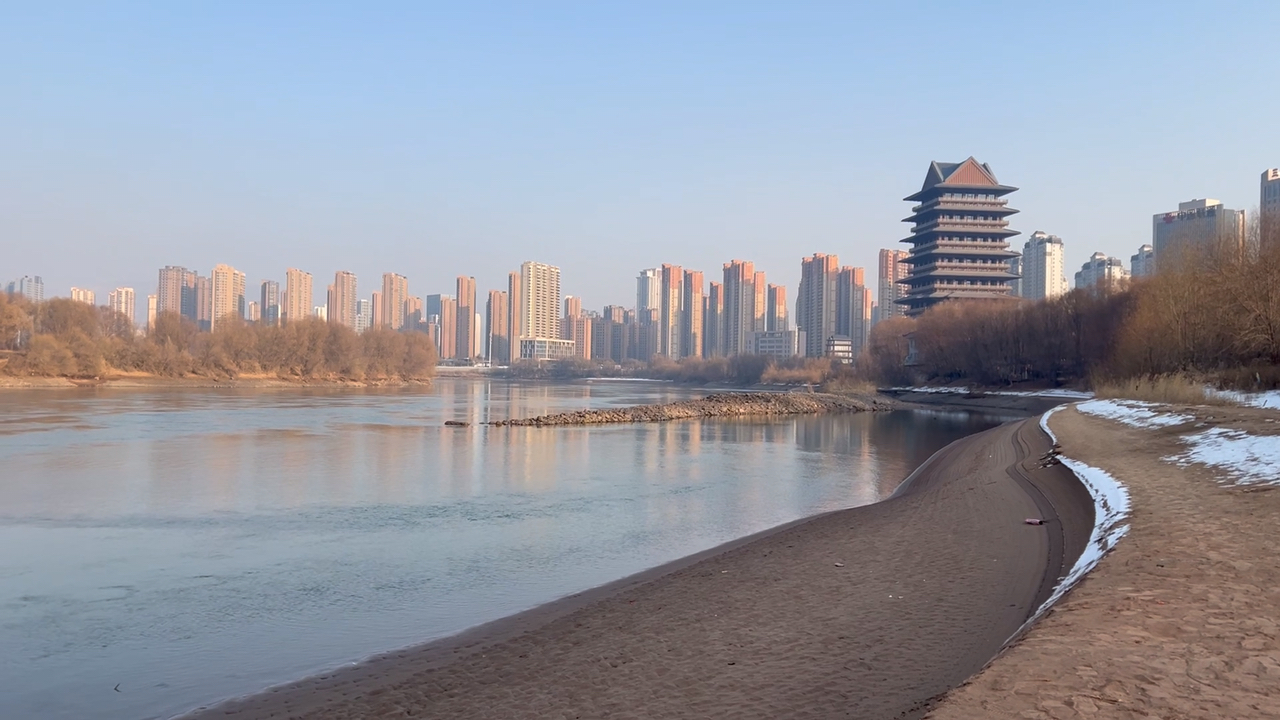 冬天兰州黄河的水是绿色的,很清澈