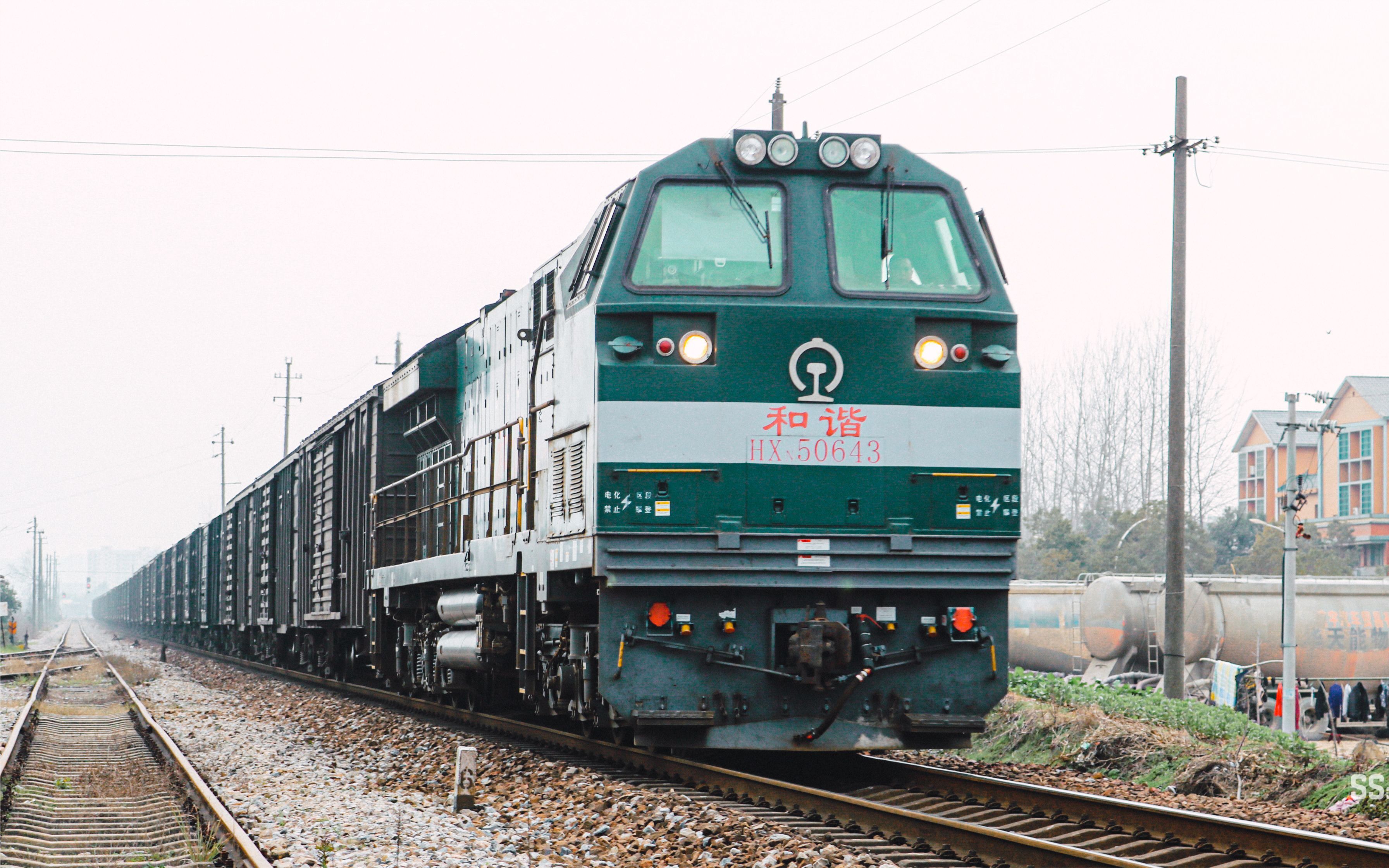 行驶在南京市区宁芜铁路的和谐n5型机车,鸣笛震天响