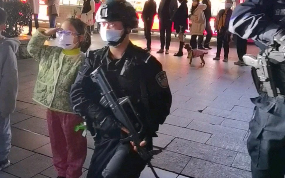 [图]长大我要当警察！