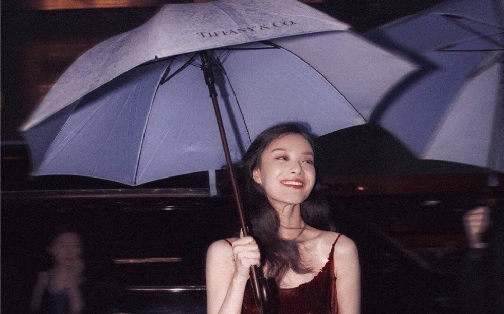 倪妮红裙子撑伞照片图片