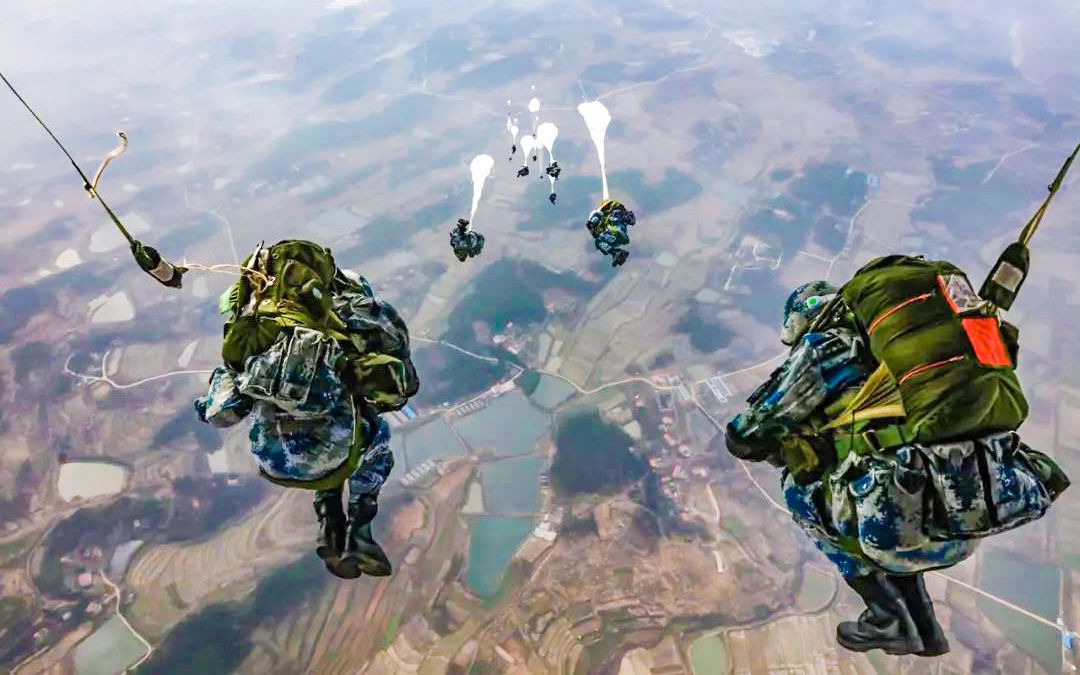 军事纪实着陆吃鸡带你去看00后新兵跳伞