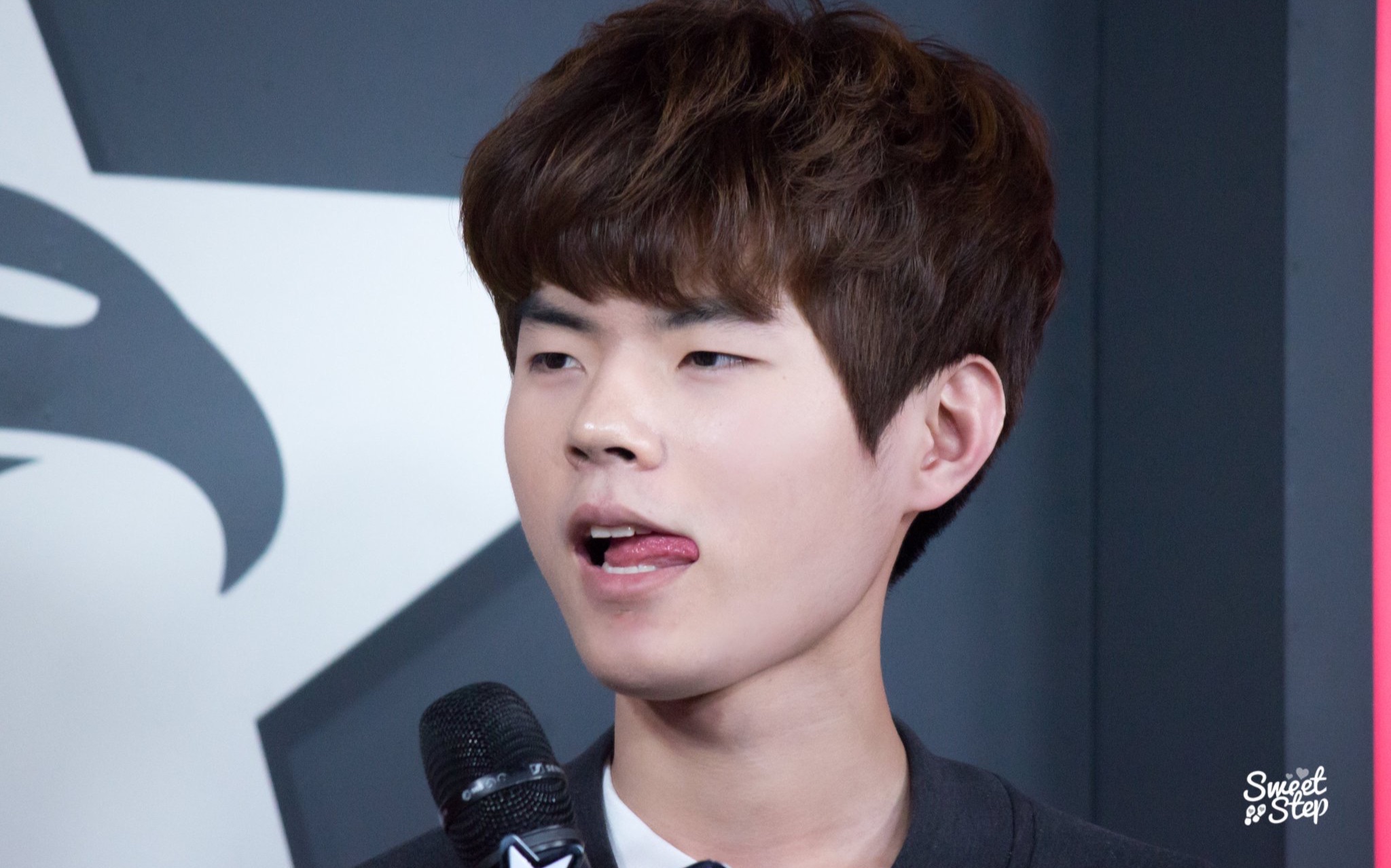 金赫奎职业四周呢3  视频一共五分半钟 第一首.