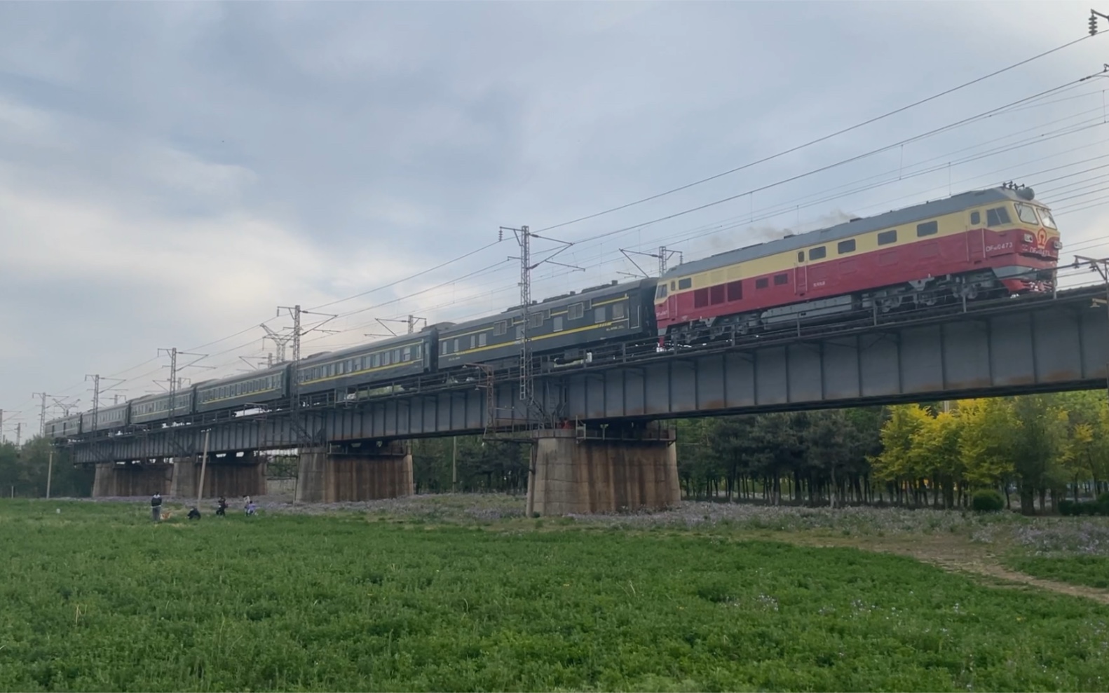 沈大线沈局沈段df4d0473牵引上行路用列车鸣笛通过浑河铁路桥(不载客