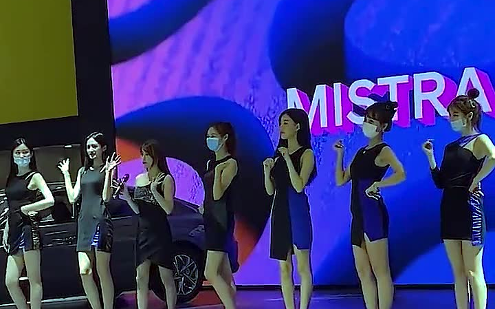 一堆美女里只有c位的姐姐最老实看样子很拘谨啊