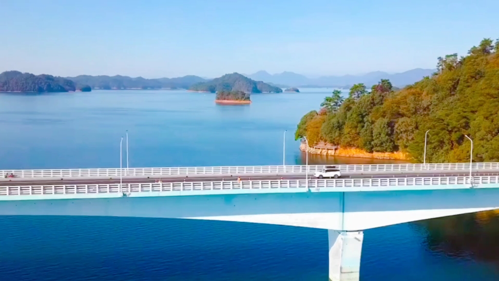 航拍千岛湖上江埠大桥|这里的风景是千岛湖环湖公路最好的路段之一.