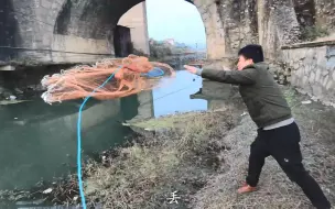 Скачать видео: 花80块钱在网上买的捕鱼神器，没想到结果会是这样！