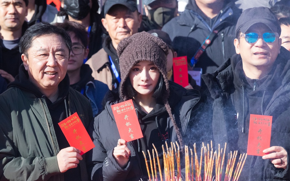 [图]没有一顿火锅解决不了的事开机 杨幂首次挑战全新人设，携手相声大师于谦演绎悬疑喜剧电影没有一顿火锅解决不了的事，制作班底扎实，演员阵容强大，期待起来了！