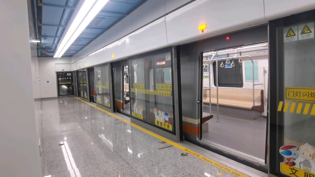 上海地铁18号线闪电侠18039出长江南路站进入折返线