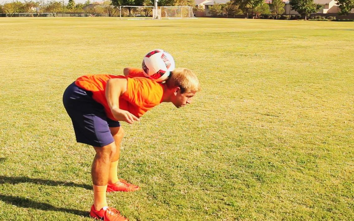 足球技巧丨花式足球基础之颈部接球