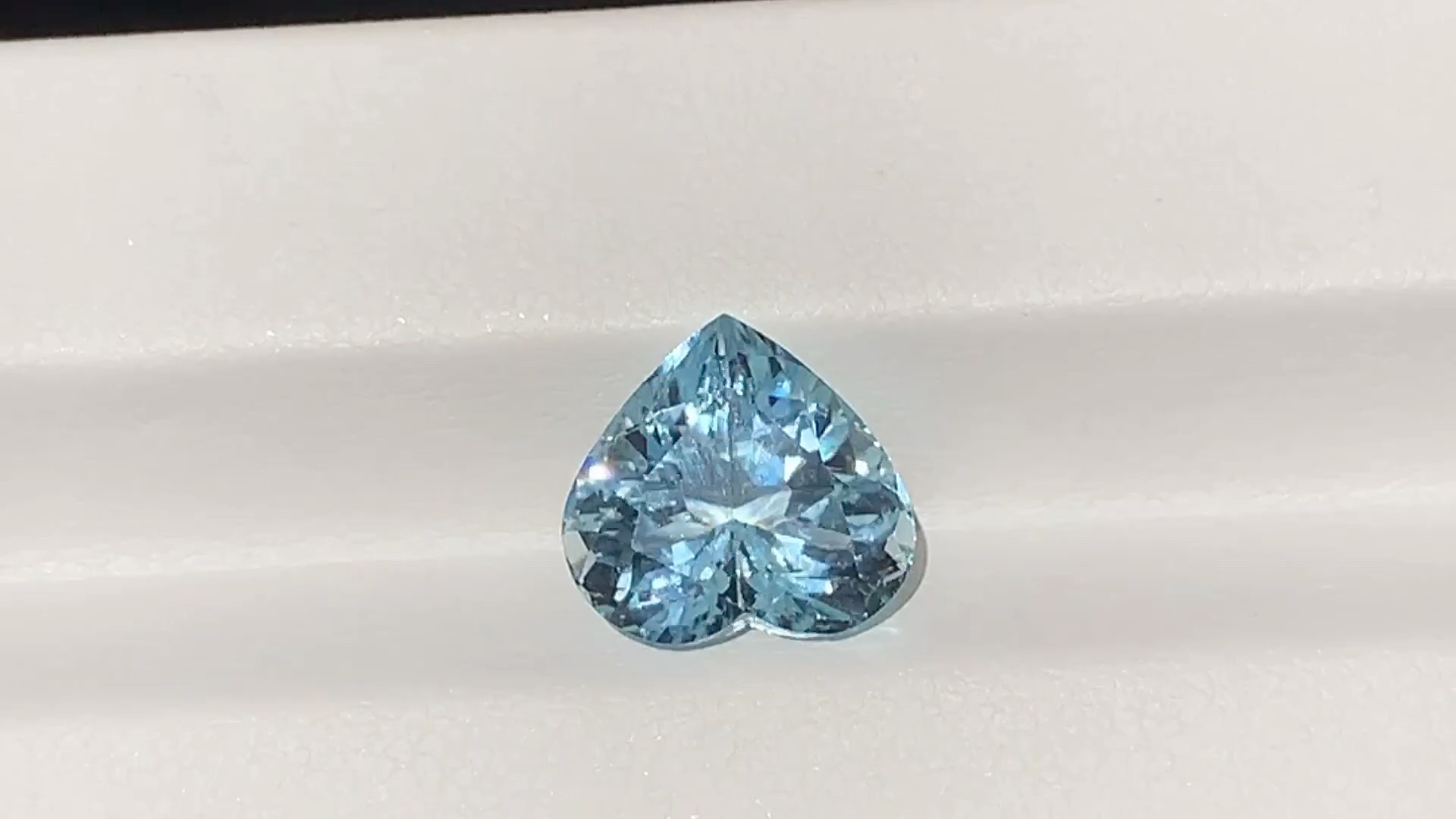天然圣玛利亚海蓝宝,颜色高贵淡雅4.21克拉 晶体干净无暇