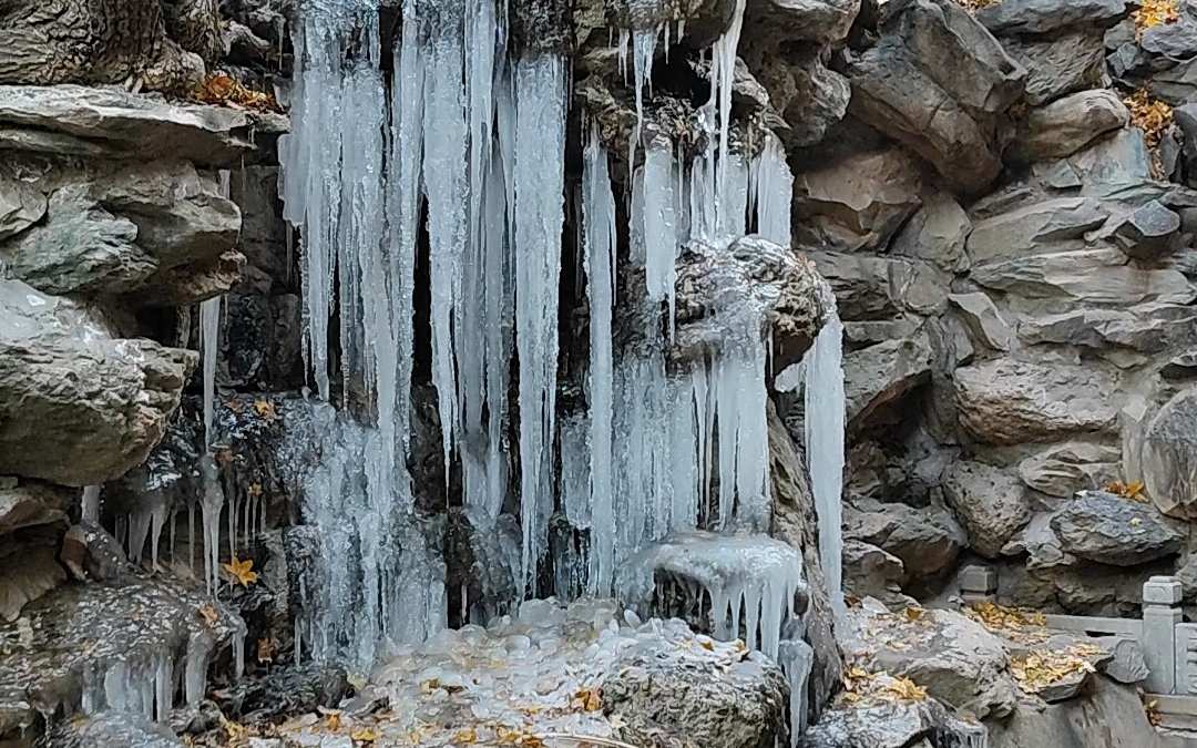 一周的变化:湖面结冰了