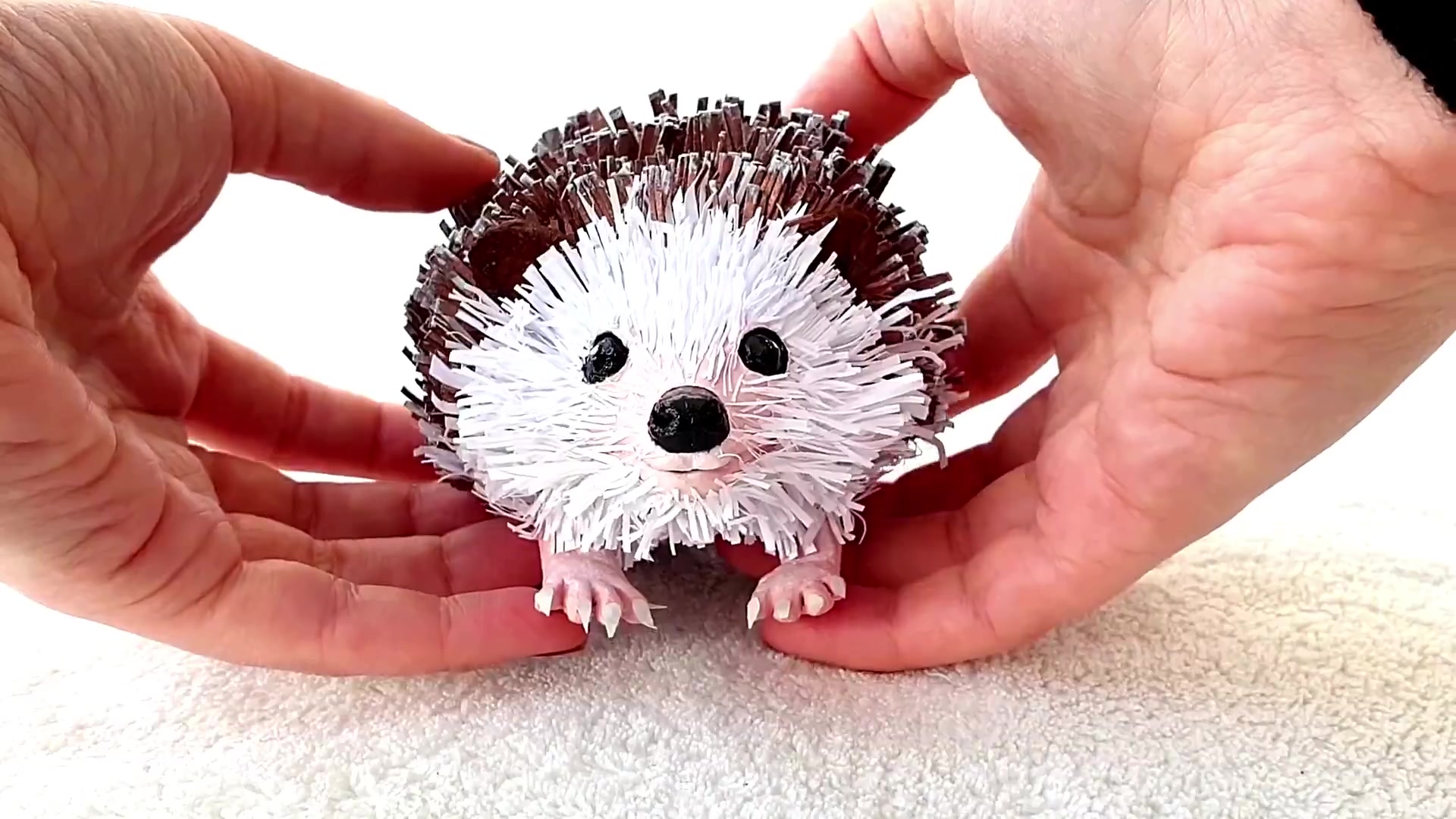 小姐姐教你用卫生纸筒制作一只小刺猬,学校的手工作业有着落了!