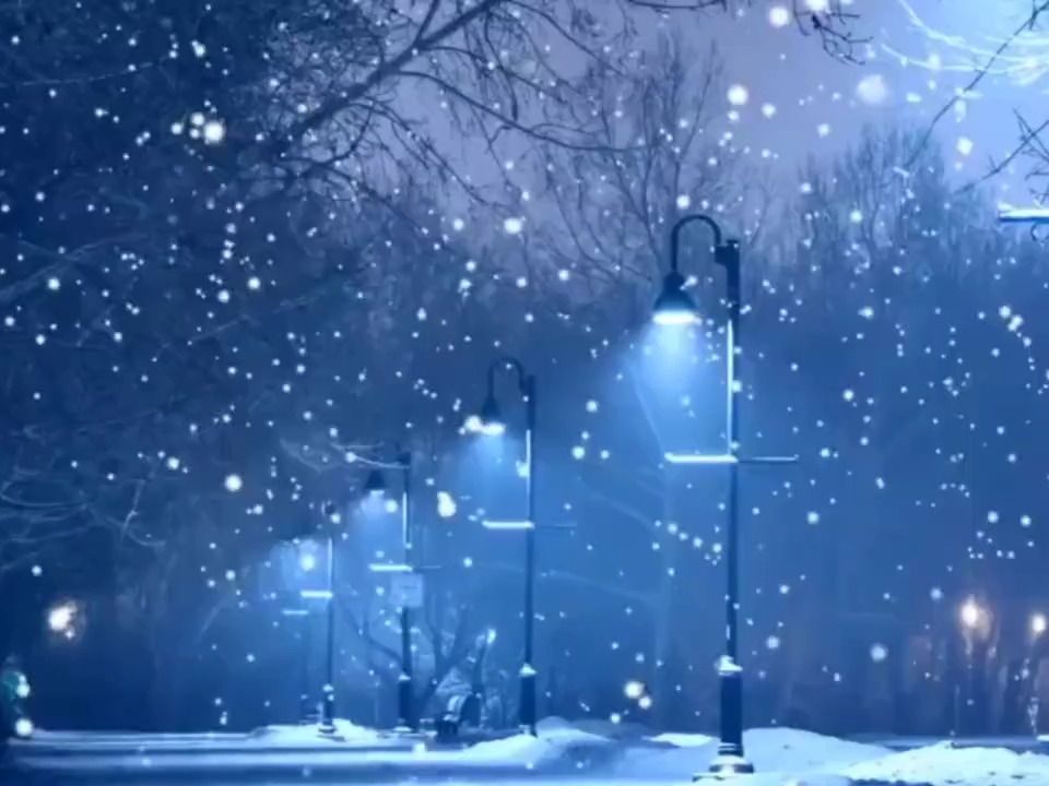 《路灯下的小姑娘》, 这风景可以封神了.刷到保存 就是机缘