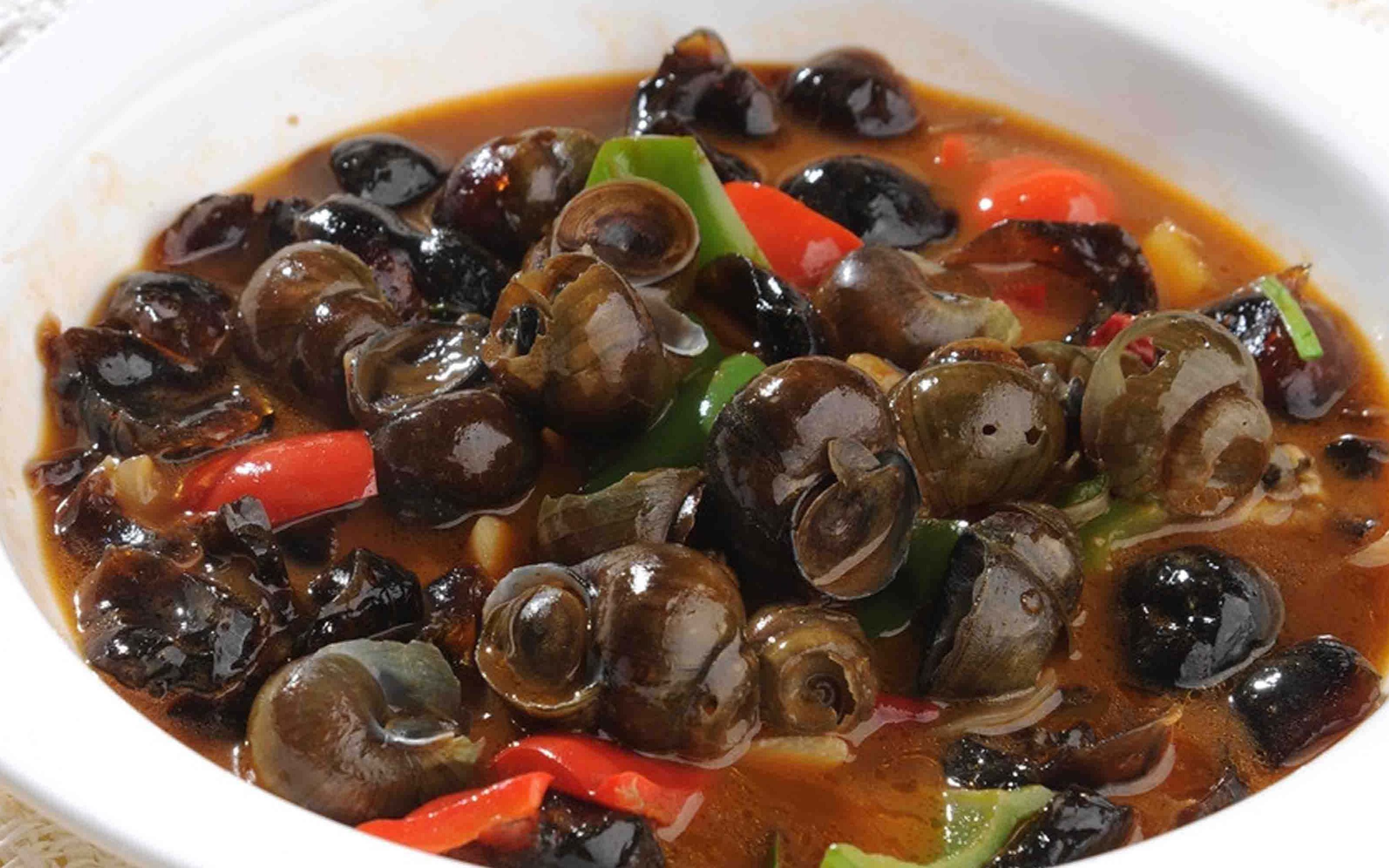 在小溪里抓小田螺,直接在边上煮着吃,太过瘾了