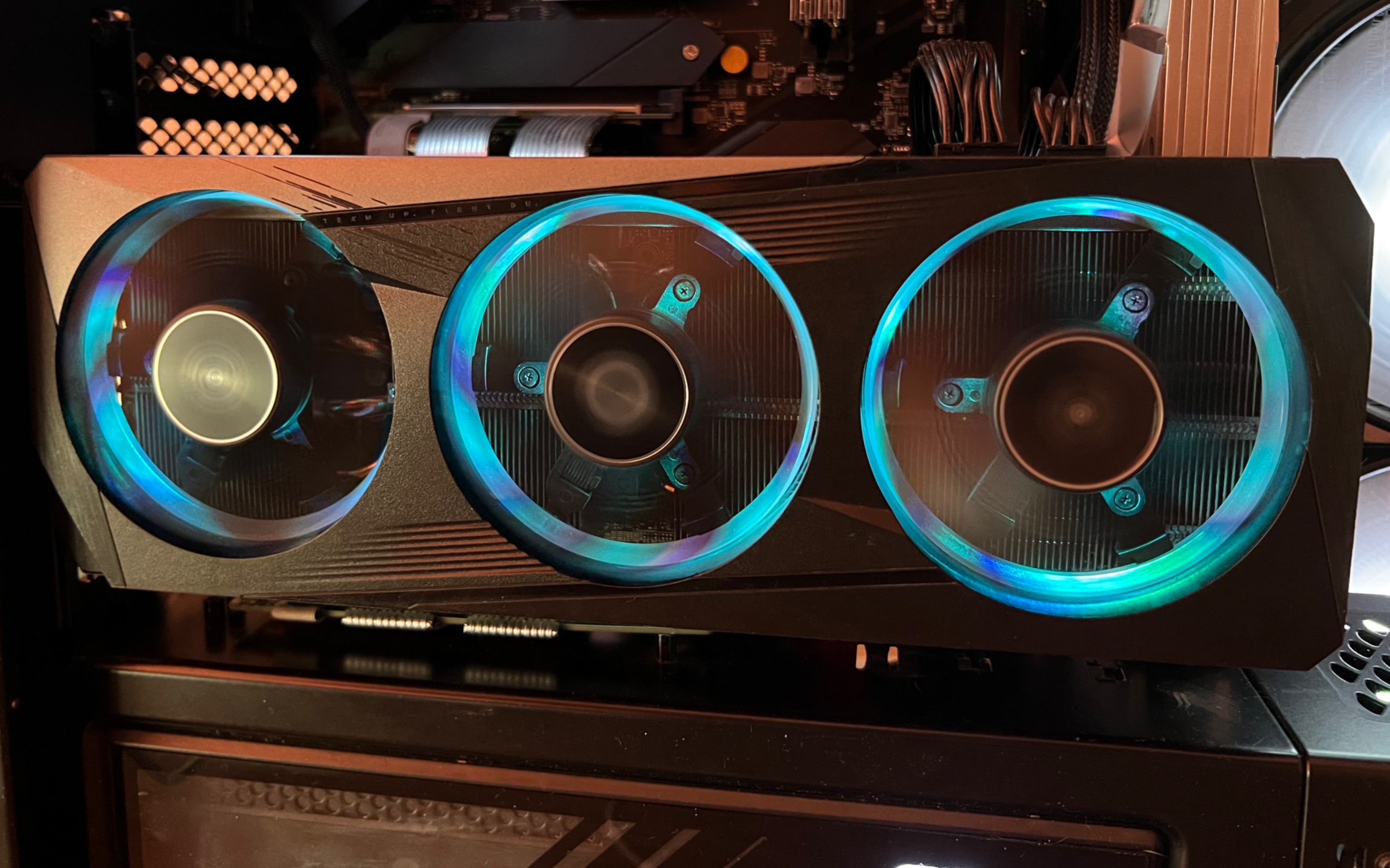 技嘉 6700xt 小雕 灯光效果