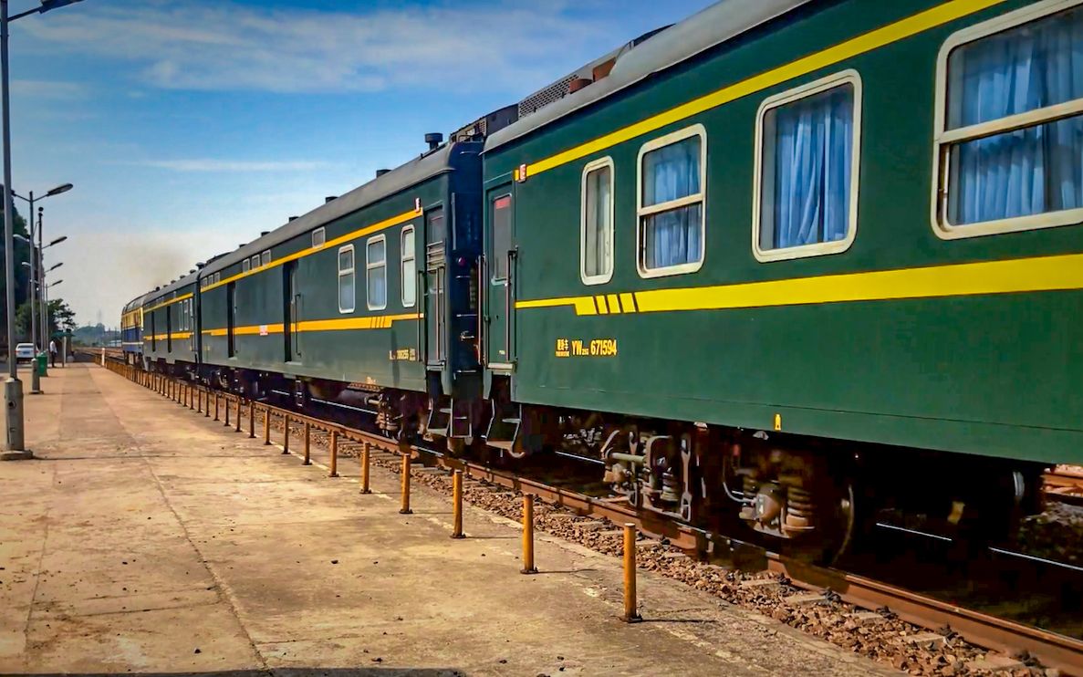 南局鹰段df11内燃机车0328号机牵引福州——北京k46次列车上行通过宁