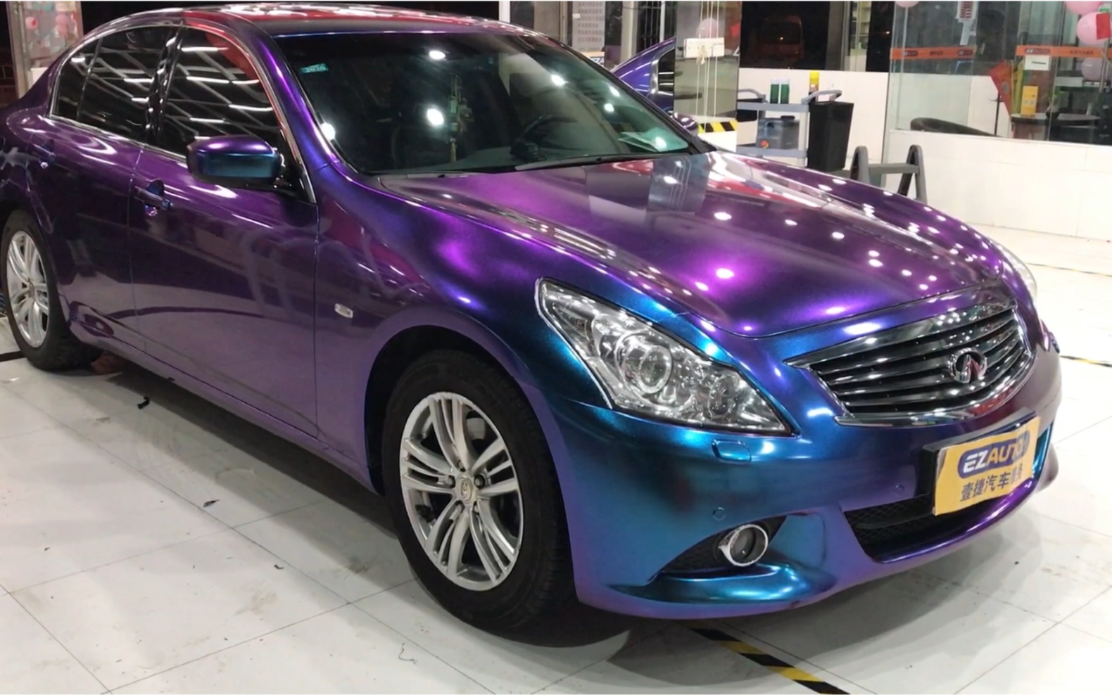 白色英菲尼迪g25换个帅气个性的颜色漆面超亮金属紫魅蓝改色膜