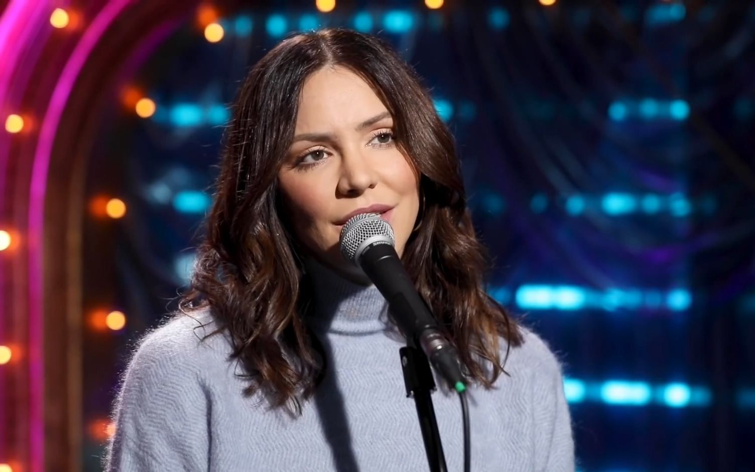 [图]Katharine McPhee performs "She Used to Be Mine" 英文字幕