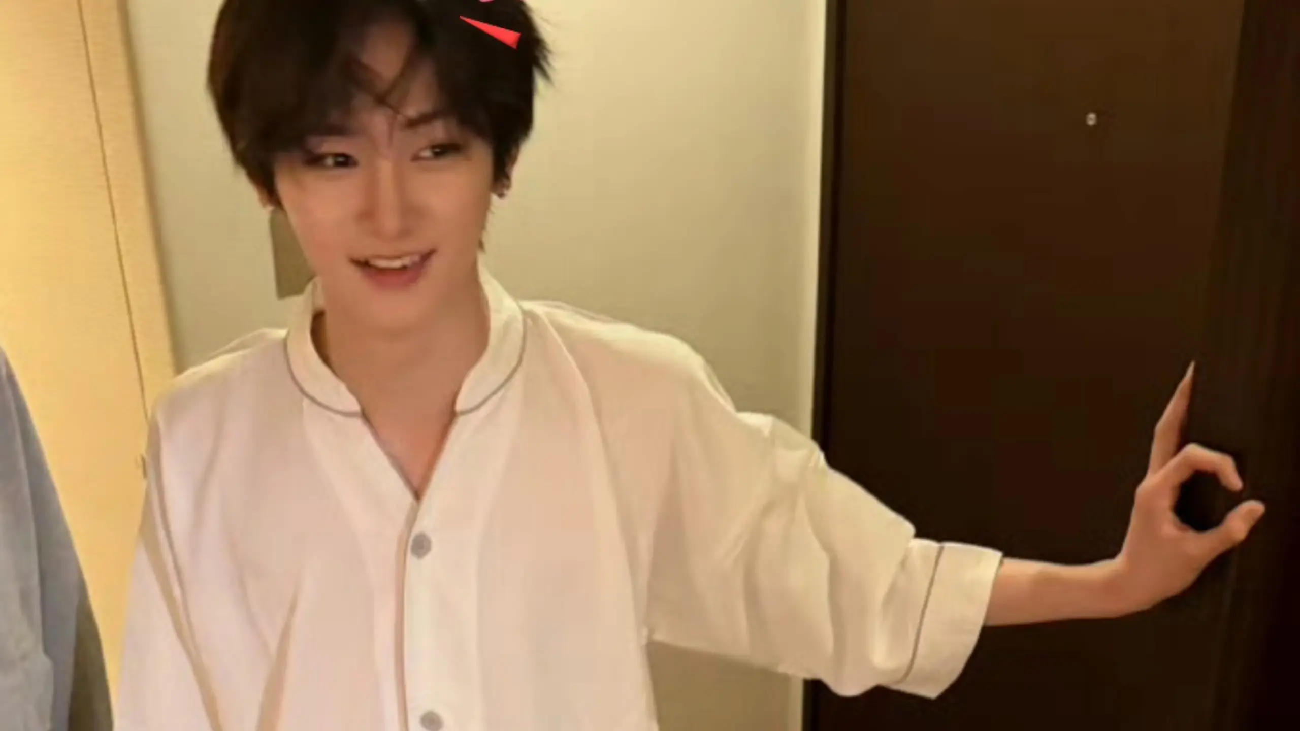 周安信:“真的真的喜欢我吗?!”“嗯!!!”(这套也太可爱了,还说特别喜欢这个鸡拖鞋)_哔哩哔哩_bilibili