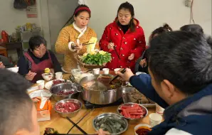 Tải video: 桃子姐和姐妹们约好带孩子们回娘家，打一顿鸳鸯牛油菌汤火锅，一家人吃得其乐融融