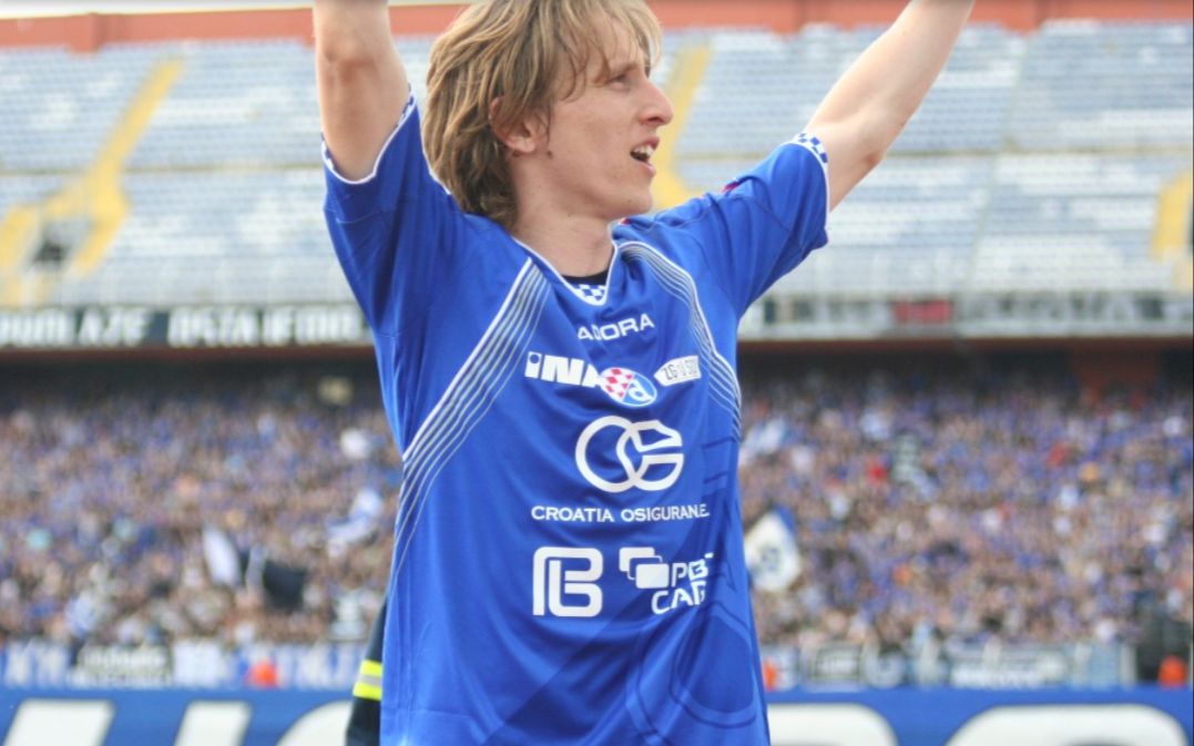 莫德里奇在萨格勒布迪纳摩时的庆祝颁奖片段