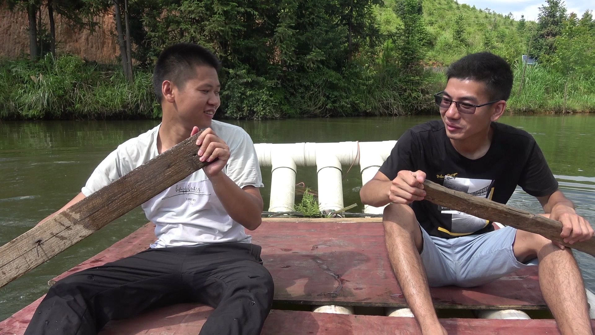 金洋兄弟:兄弟家鱼塘有小船,我们过来划一划船,顺便看看鸭子_哔哩哔哩