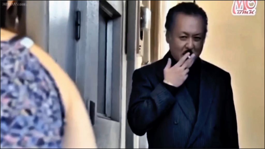 穿西装的男人,抽烟的样子好酷啊!