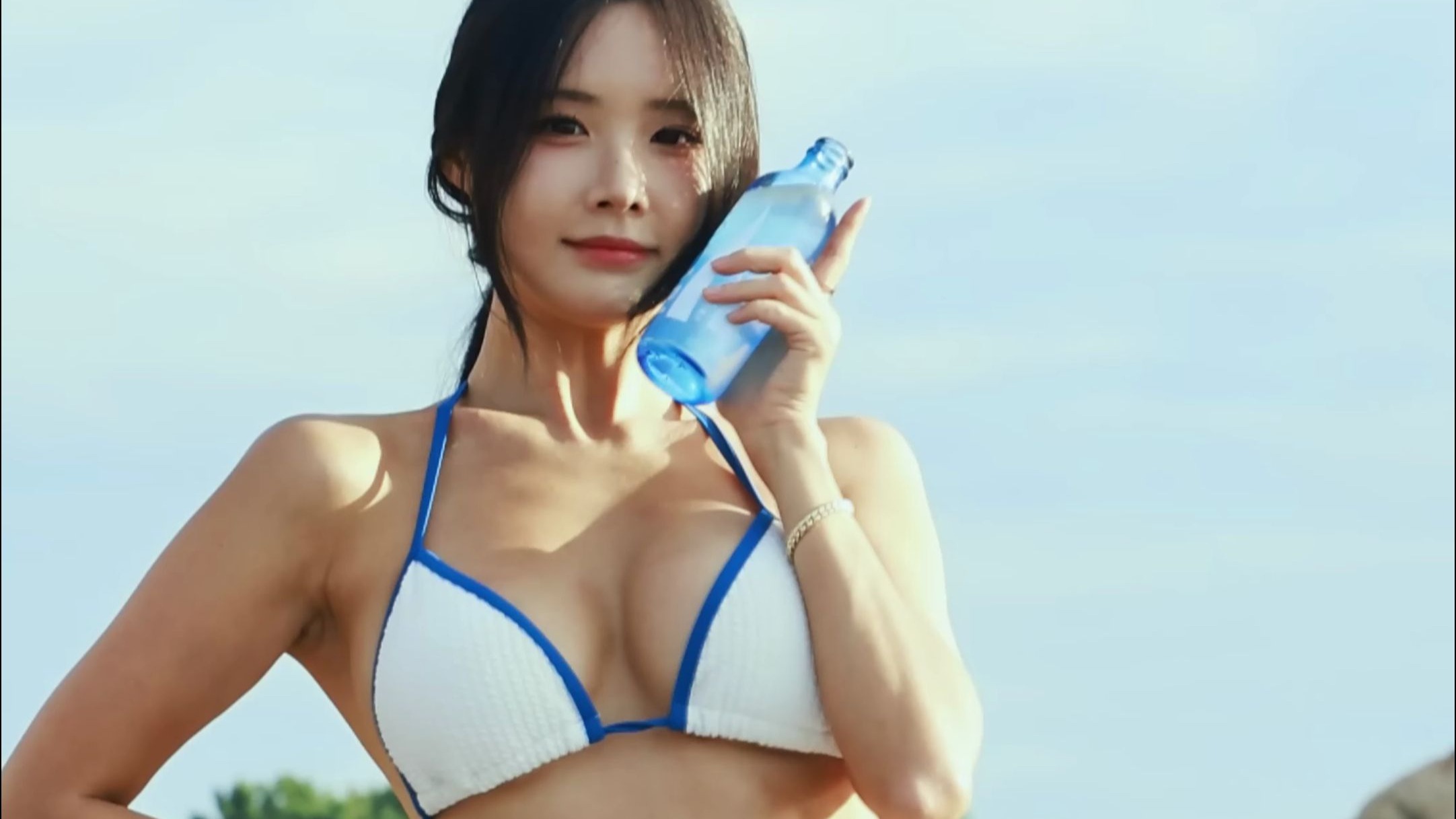 [哈彬（Habin）]，宛如一杯蓝色饮品，白蓝撞色边缘分体比基尼