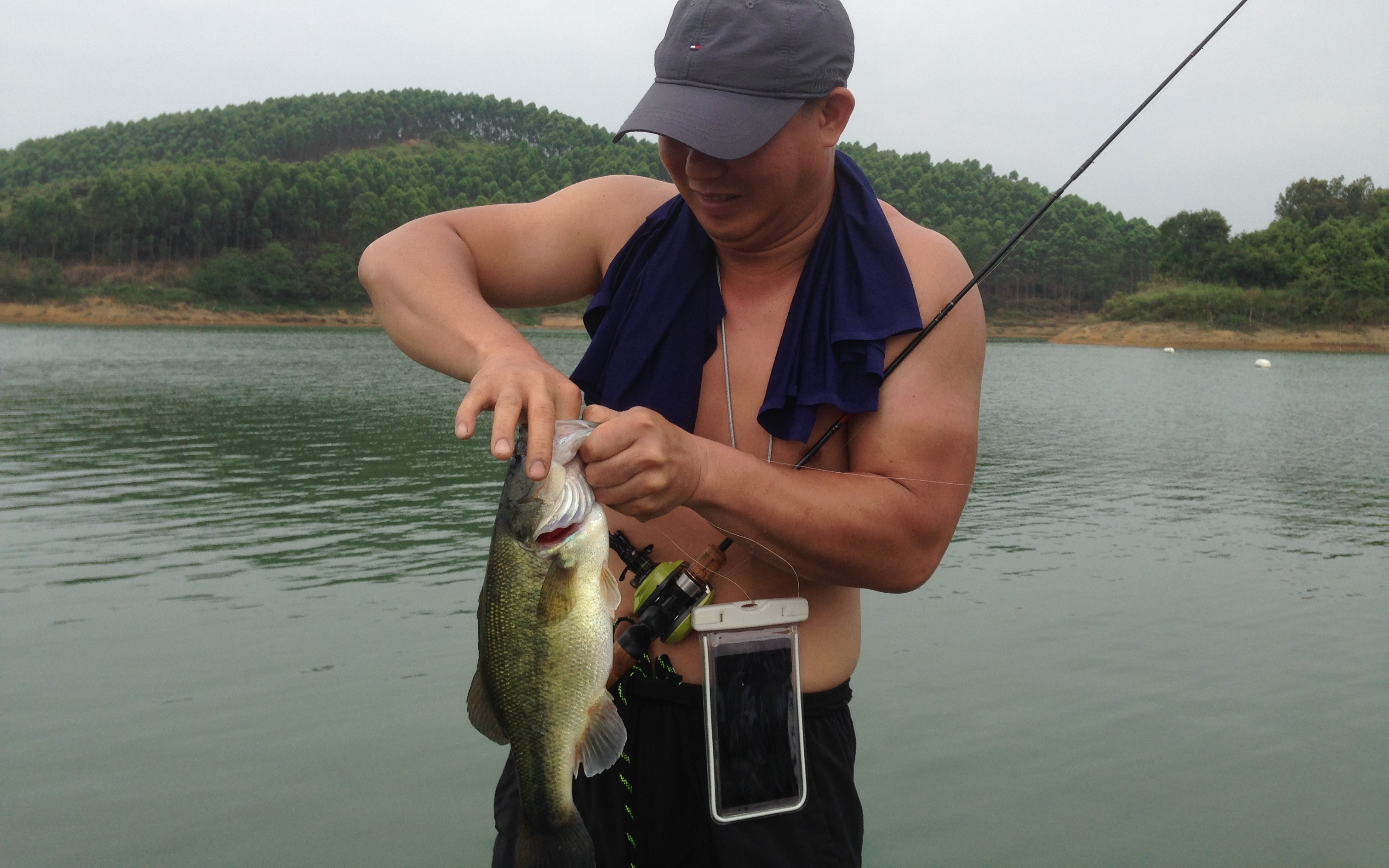 【路亚钓鱼】假饵水面拖拉机第一视角钓获大口鲈鱼002