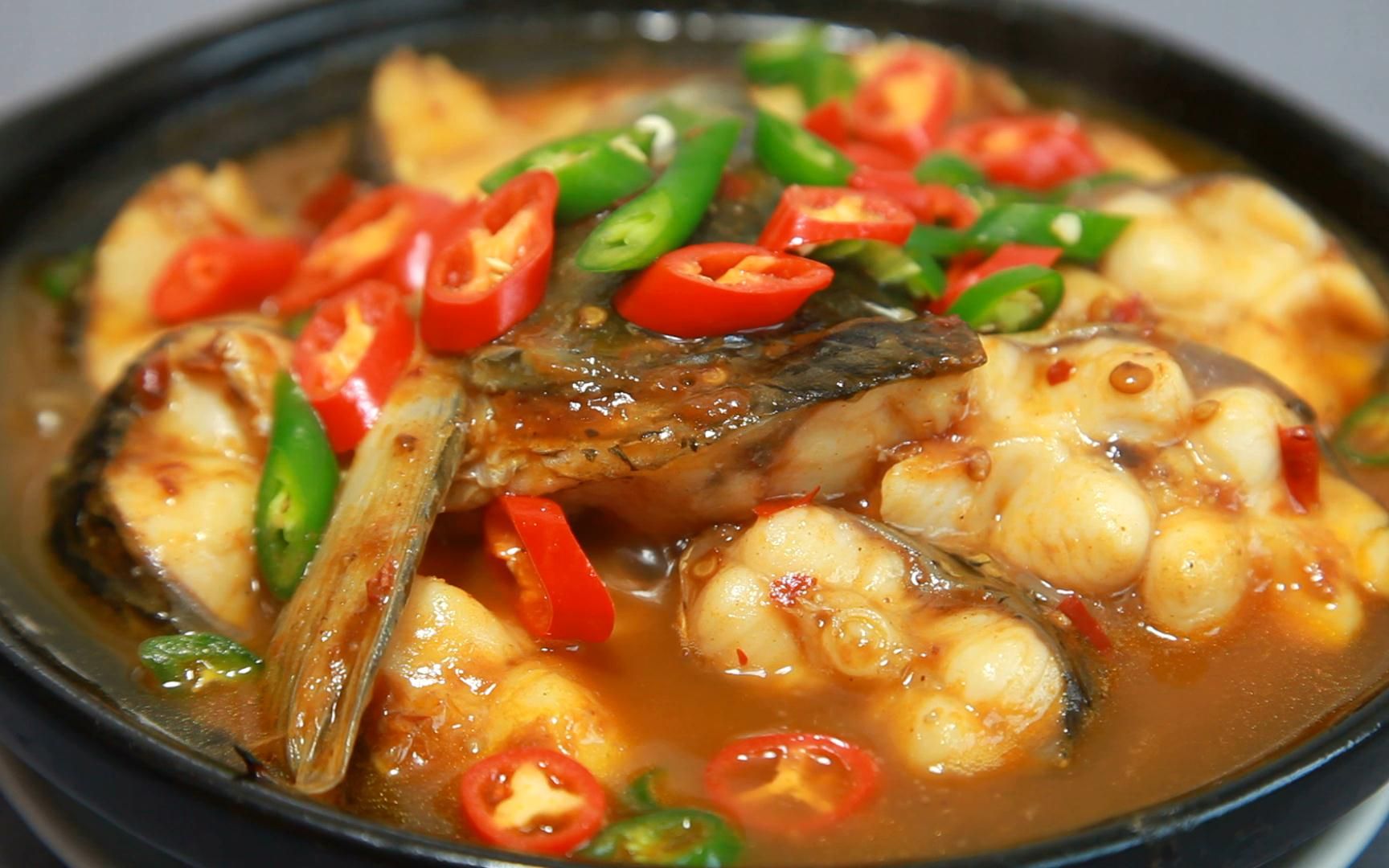 比烤鱼还香在家用砂锅炖草鱼吃一大盆都不过瘾