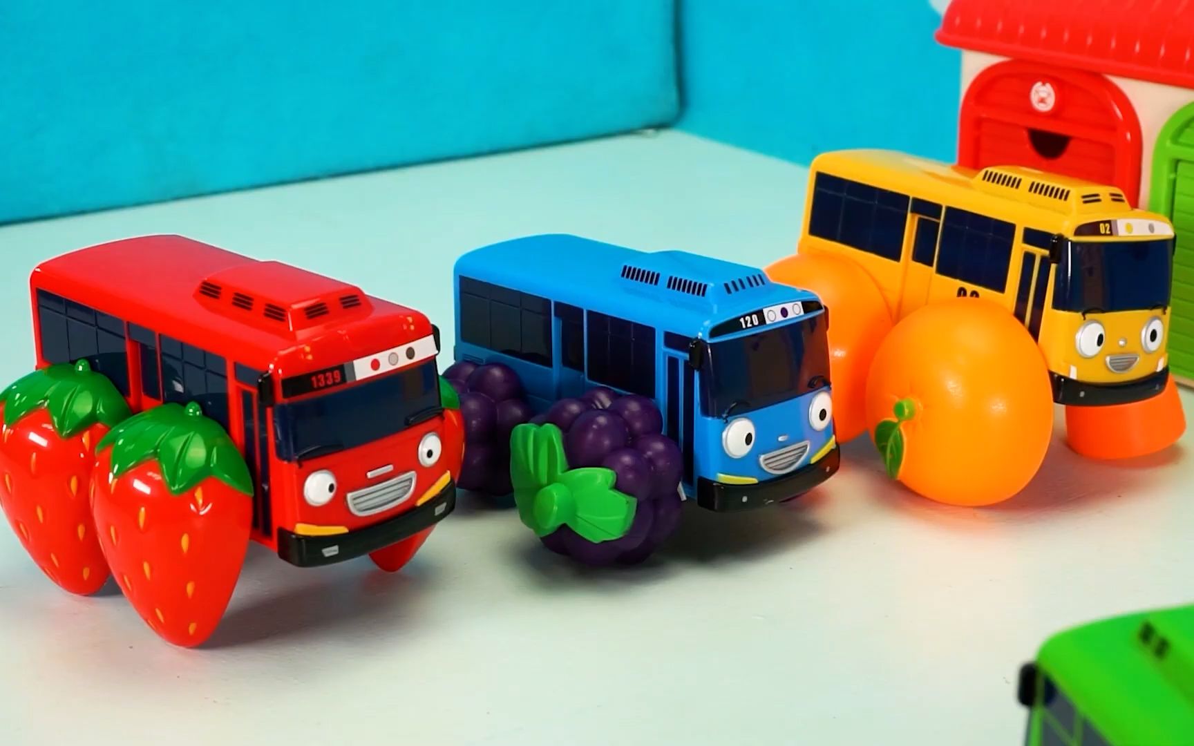 宝宝巴士 看巴士们的新水果车轮 看它们怎么安装的