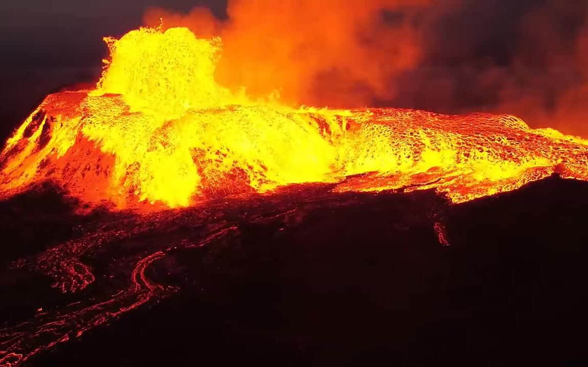 [图]【地理】2021年7月冰岛火山喷发高峰期的百米火山喷泉与熔岩潮