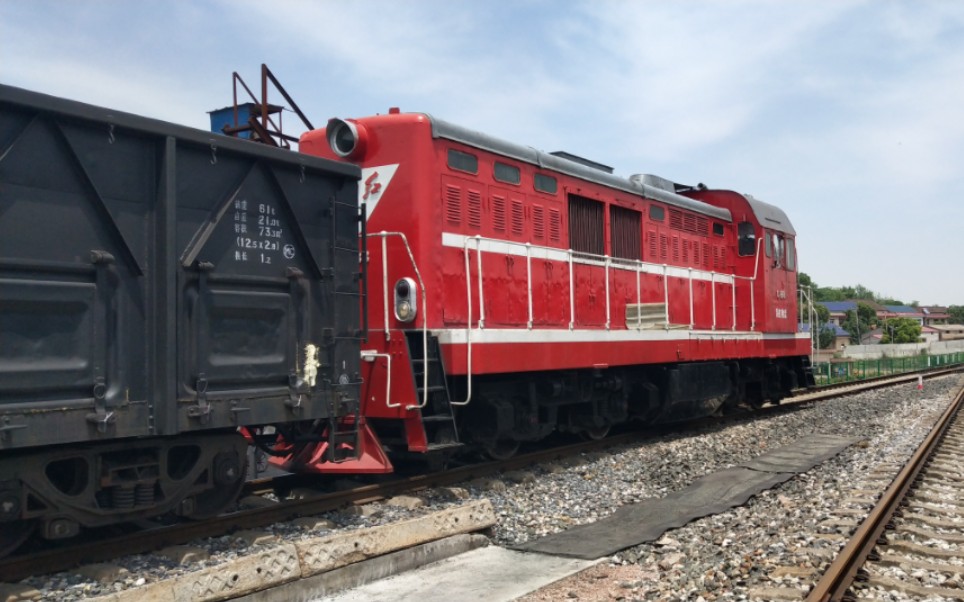 近距离观察雨虹物流的东方红5-0188