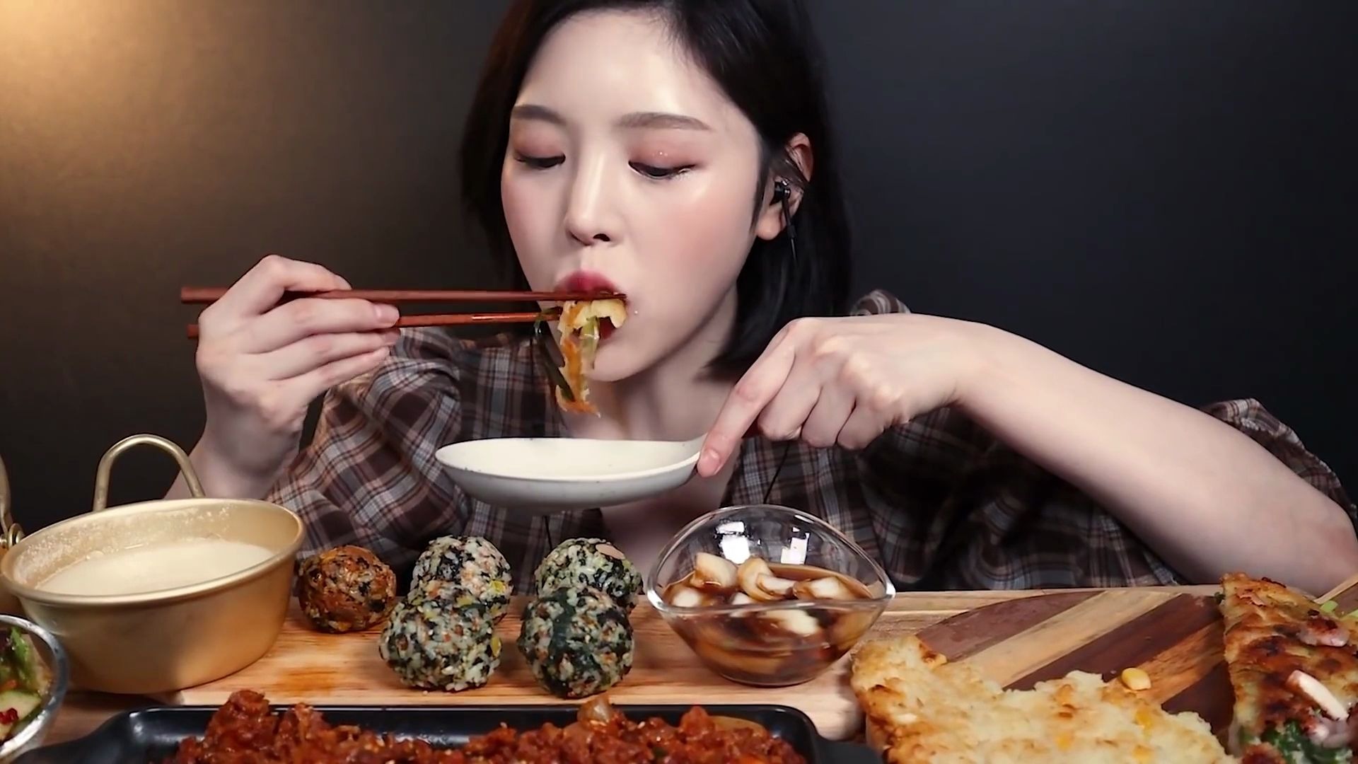 boki中字文福姬雨天吃海鲜葱饼土豆饼香辣脆骨米酒真实声音