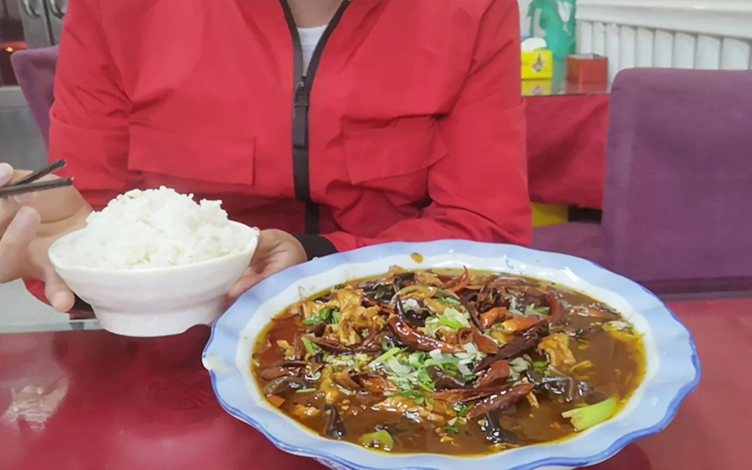 南方小伙第1次在大庆吃饭,菜量太大用盆装,一个人吃饭好尴尬