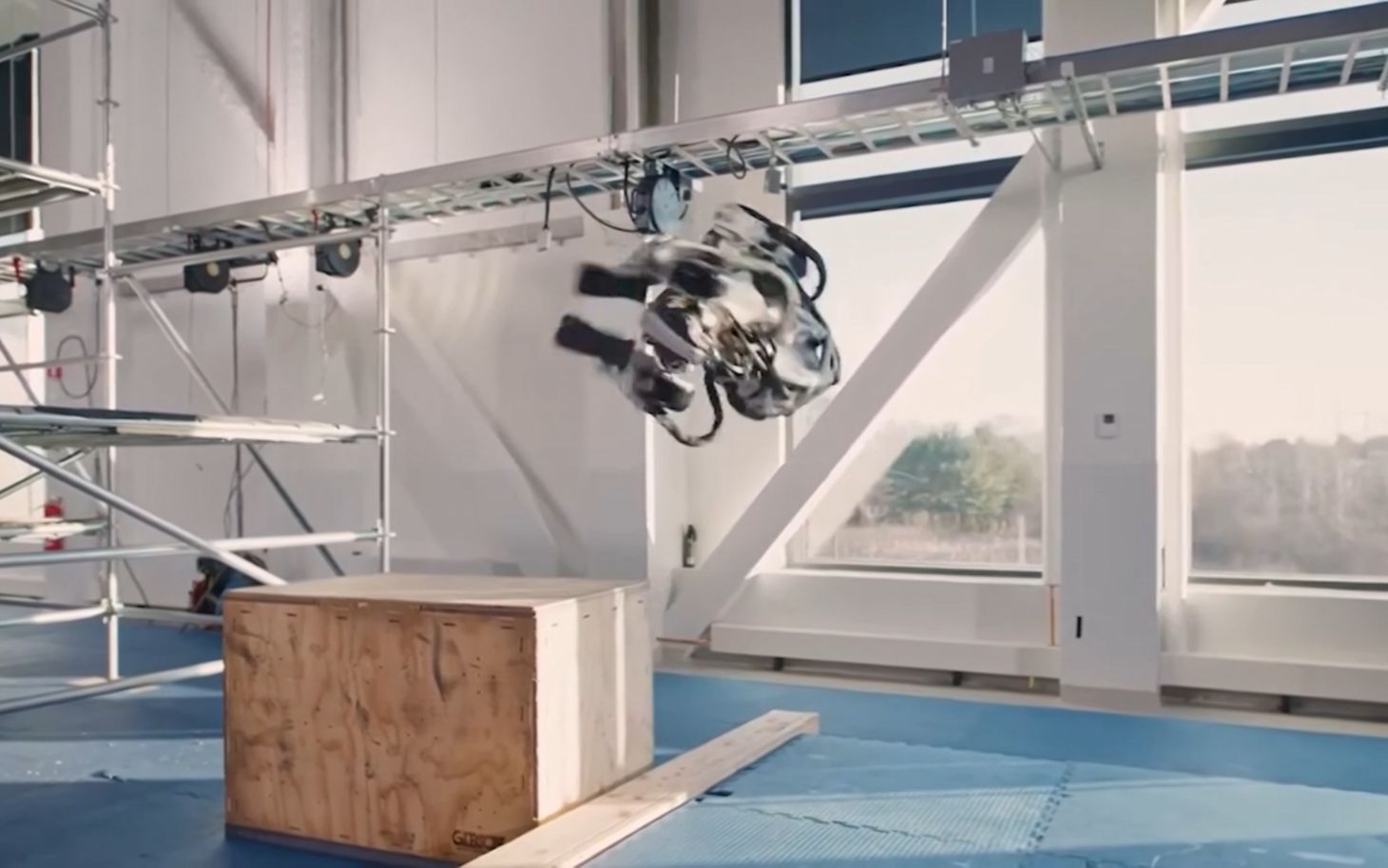 被笑到,波士顿机器人漂亮侧后空翻(最后还表扬了一下自己)