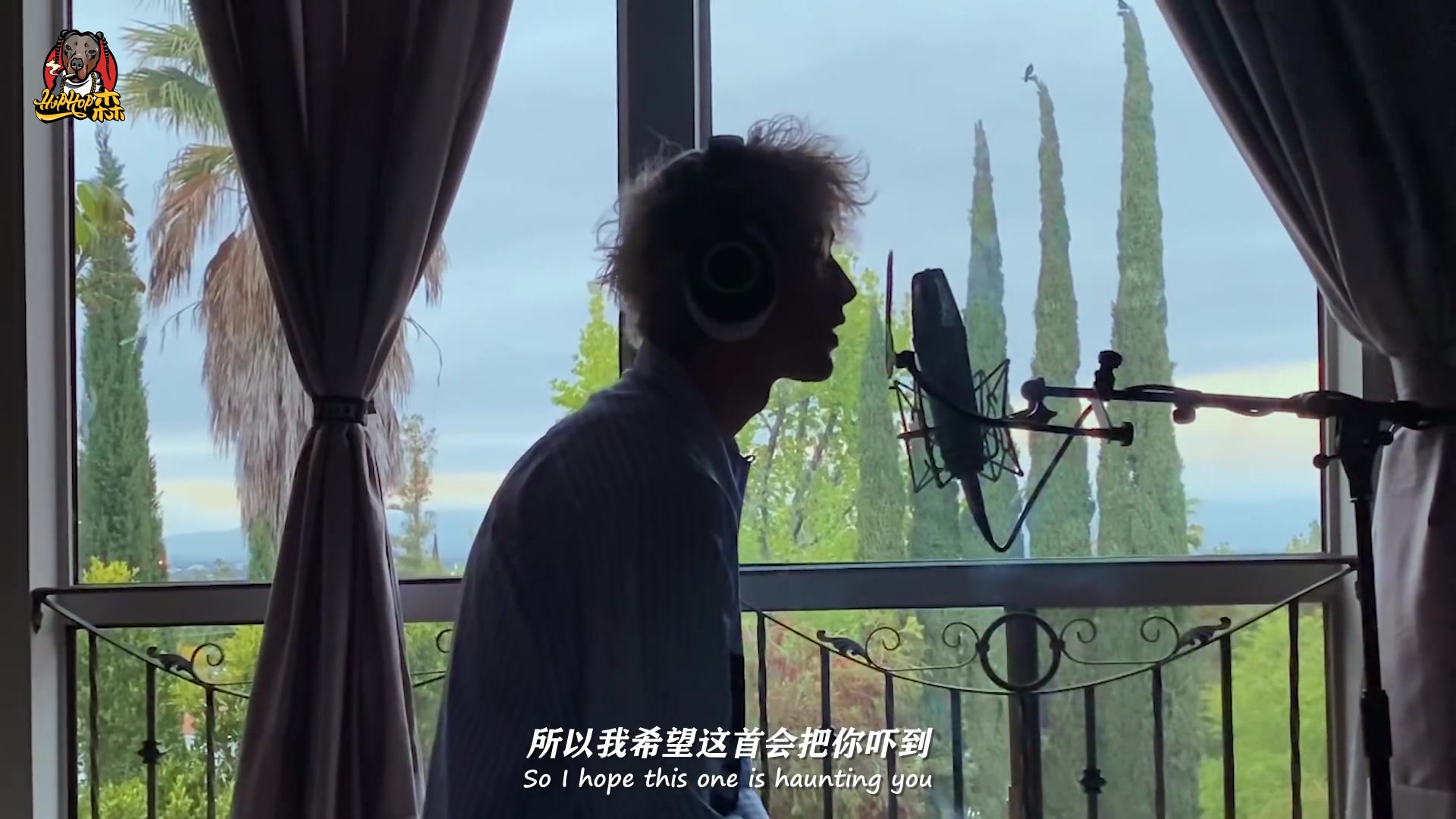 [图]枪哥也太温柔了！真温柔一枪！【中字】Machine Gun Kelly - In These Walls