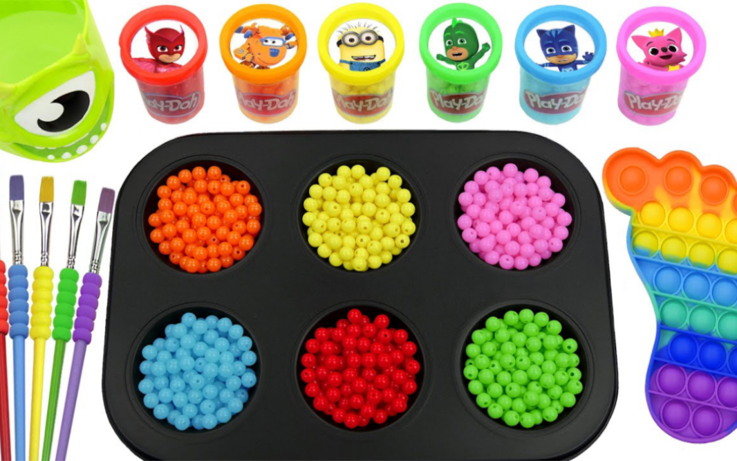 用礼物棒棒糖糖果和奇怪的playdoh切割制作魔法珠