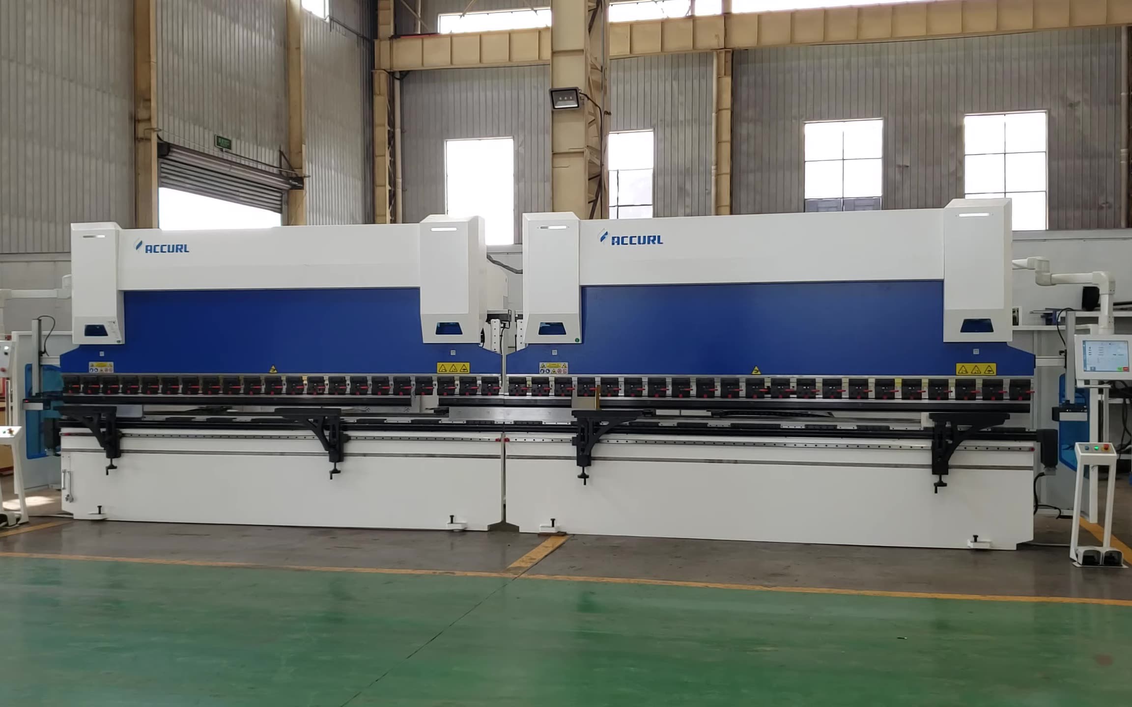 安装了lazersafelzsxl双级联动的哈科数控折弯机