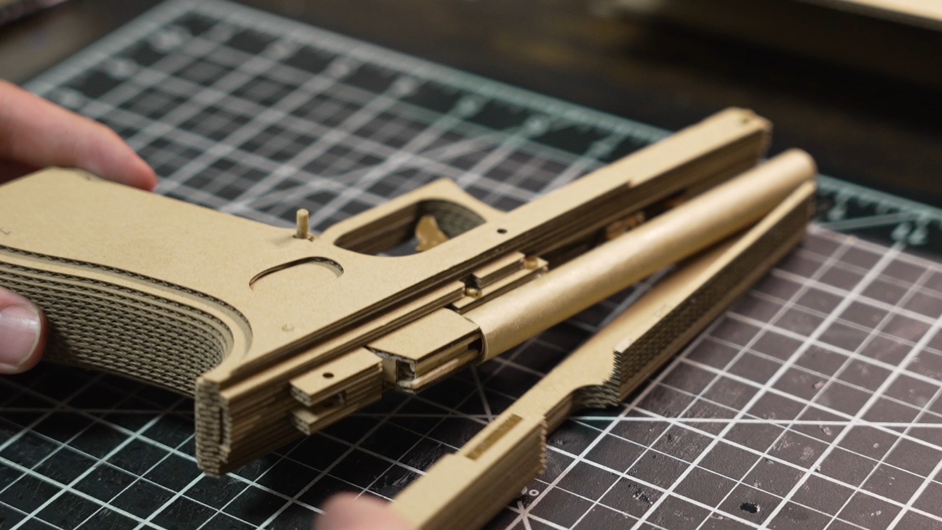 全新纸板格洛克手枪,配备反冲射击机制 |   模板如何制作纸板枪