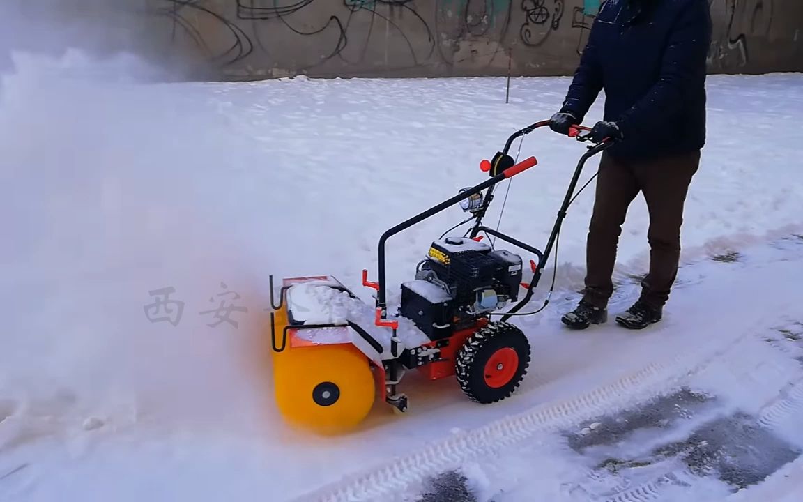 西安初雪如约而至,手扶式扫雪机,道路积雪机械化清扫
