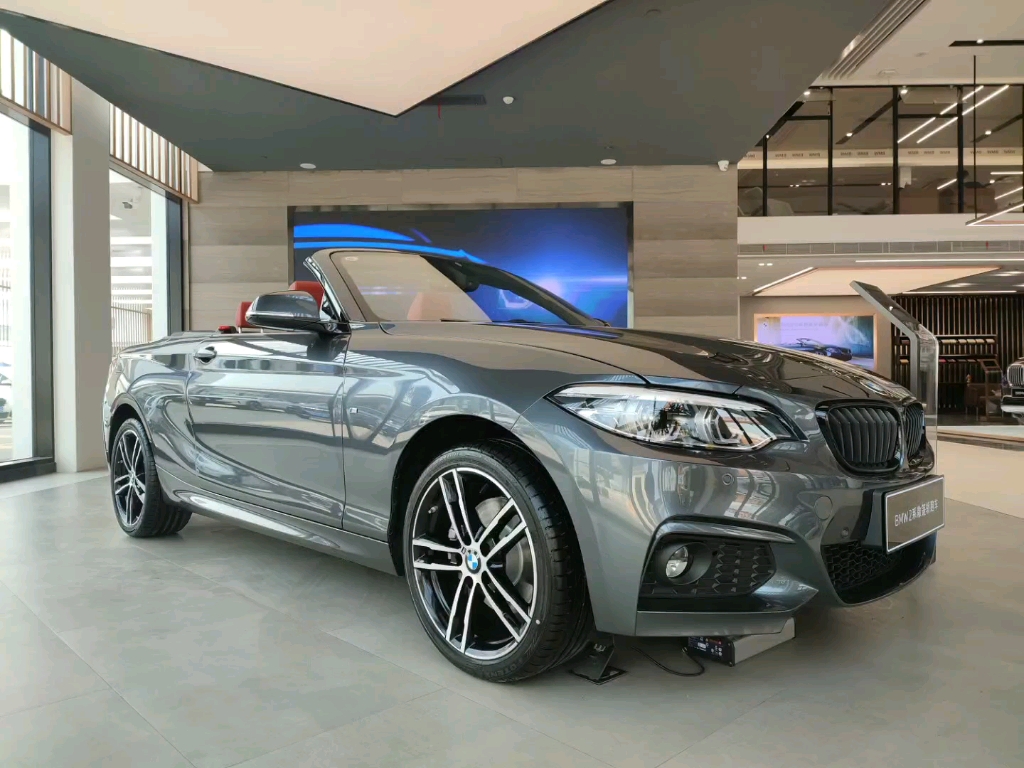 展厅现车 | 225i 尊享m运动套装外观颜色 | 矿石灰内饰颜色 | 珊瑚红
