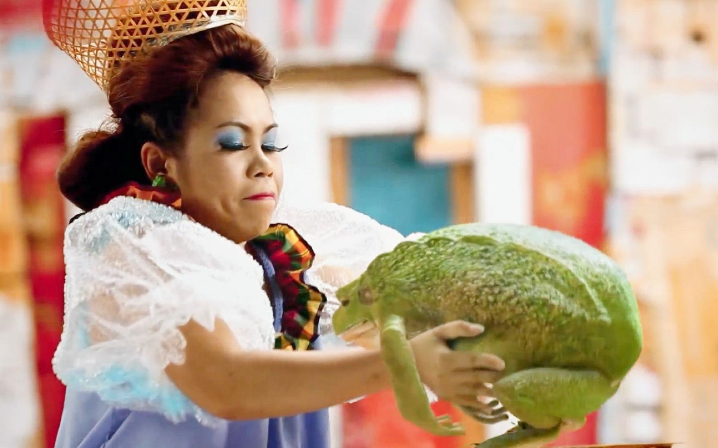 电影丑女养了个青蛙当宠物每天都会亲吻它最后青蛙竟变成了帅哥