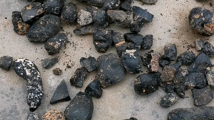 天星石又名雷公墨我们这老人都说这是天上掉下来的石头我们小时候捡来