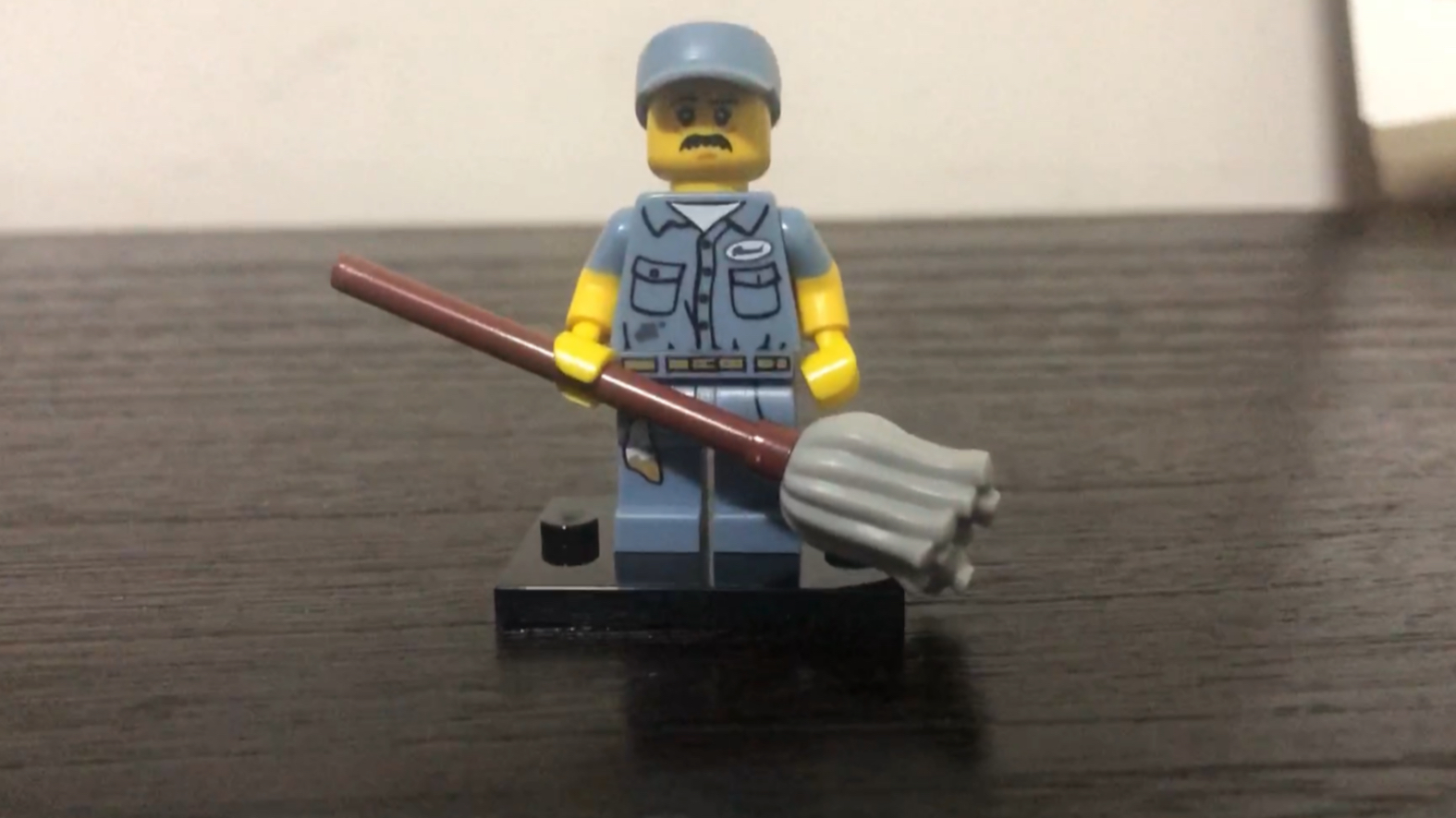 【玩具】乐高人仔:扫地工人(编号71011)