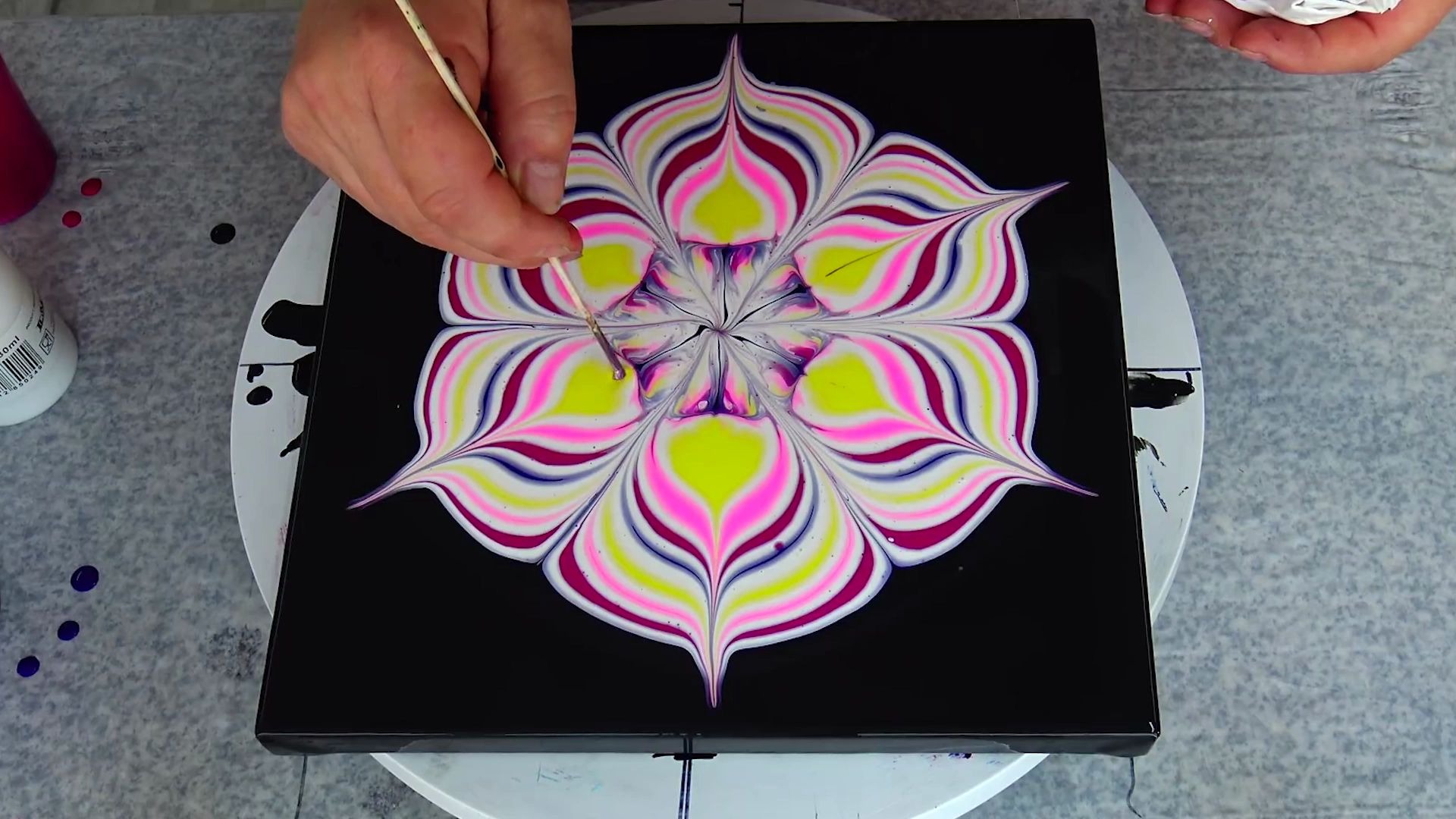 流体抽象画简单学,利用吸水纸让花朵更立体,建议易学一起学吧_哔哩