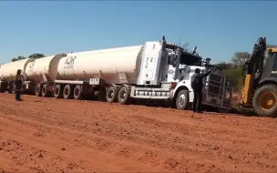 Скачать видео: 如何用一台小装载机救出陷住的公路列车